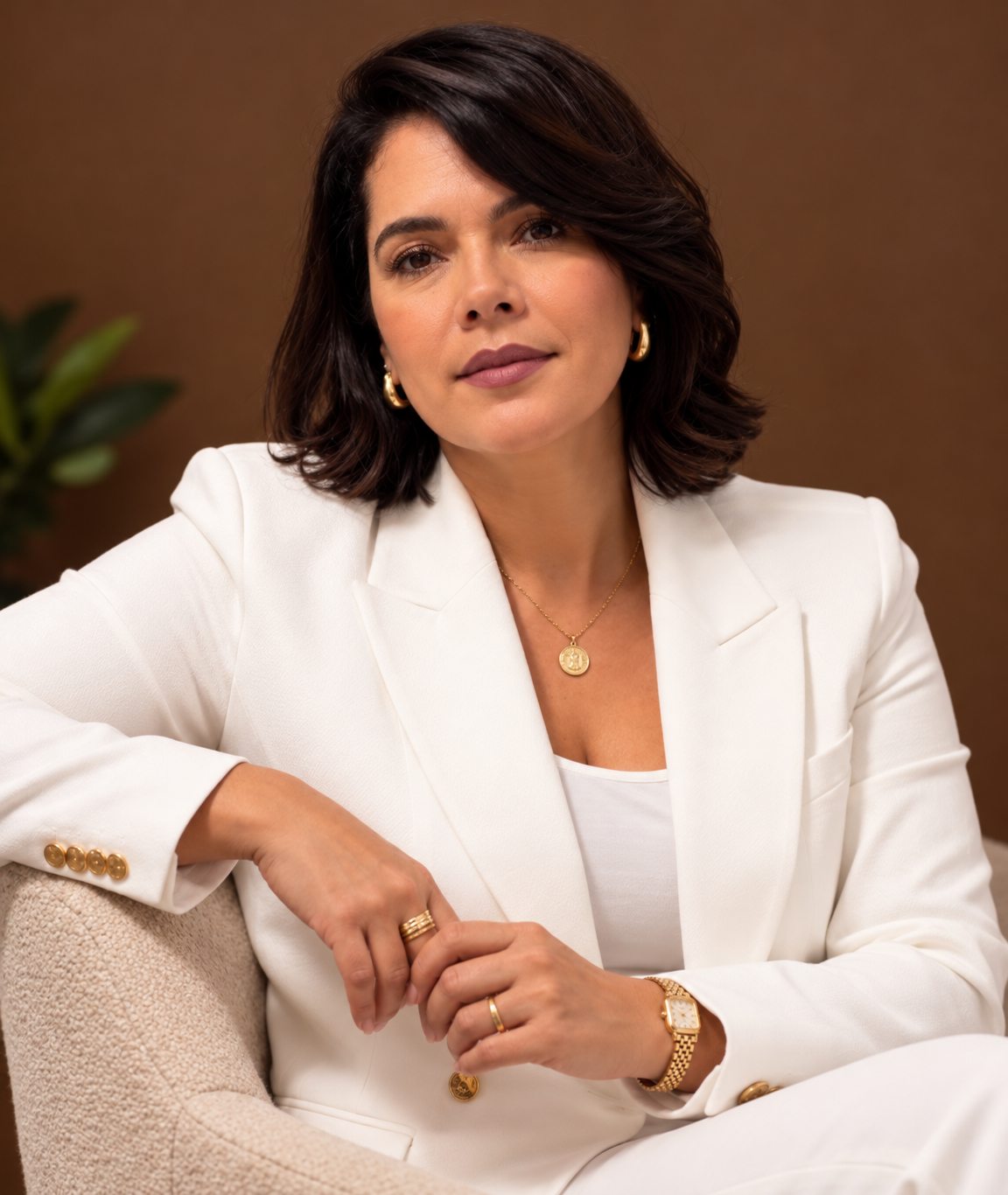 Retrato de Karla Krigare, terapeuta, de terno branco